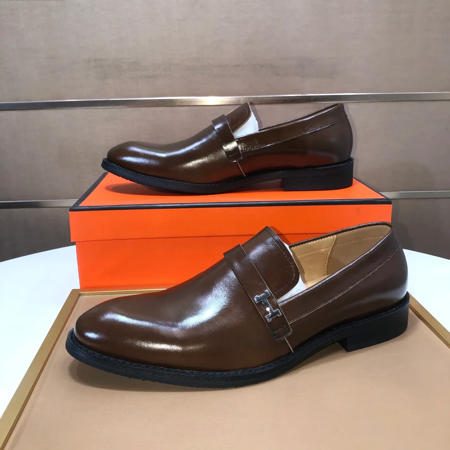 Men's Men's Shoes💰540💰[HERMES] (cowhide lining)🍀Italian top luxury🍀He does not pursue novel styles and gorgeous colors, but attracts the favor of successful men with his flawless, elegant and classic style. Formal leather shoes This very comfortable, simple and stable style allows you to easily match any style! The pattern is absolutely 1:1 refined from the original case, and we strive for excellence in materials, imported cowhide + cowhide lining💪💪💪extraordinary texture👍! .Code number: 39-45 (45 customized)